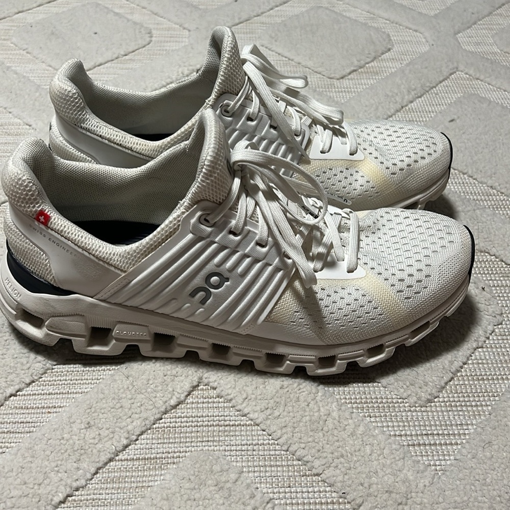 ON Running Cloudswift women, gently used